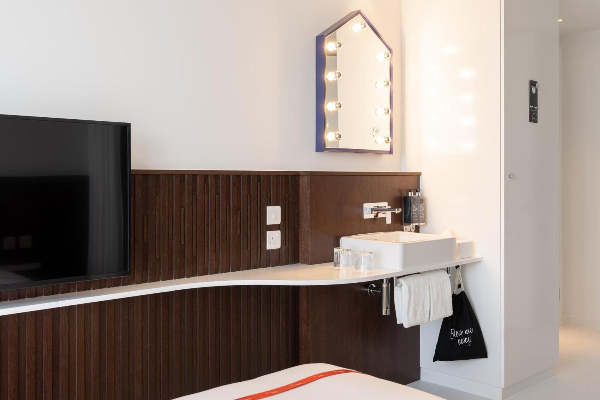Ruby Zoe Hotel London Bagian luar foto